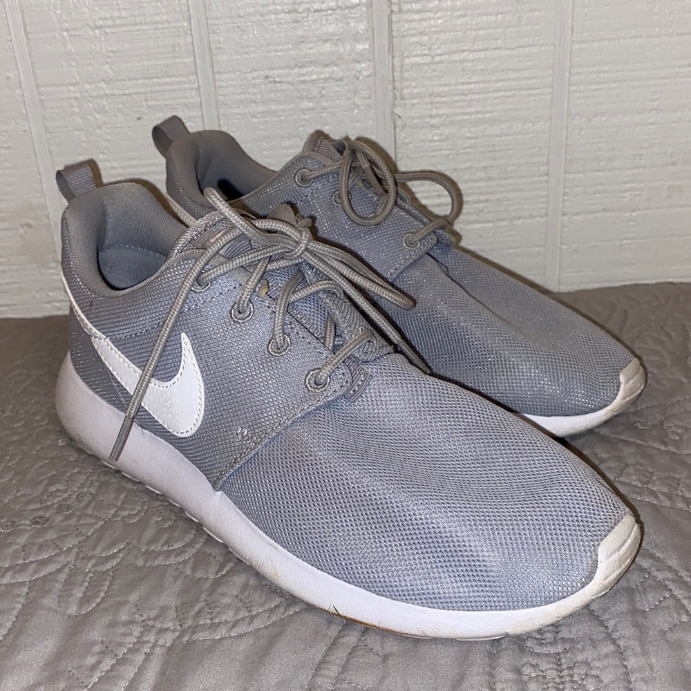 Light grey Nike roshes!